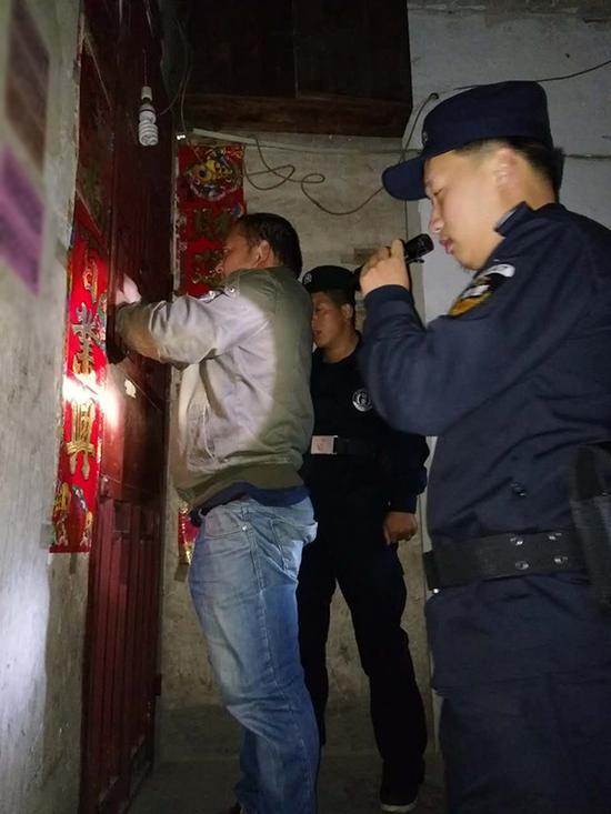 兴隆镇粗心妈妈误将幼女锁家中 